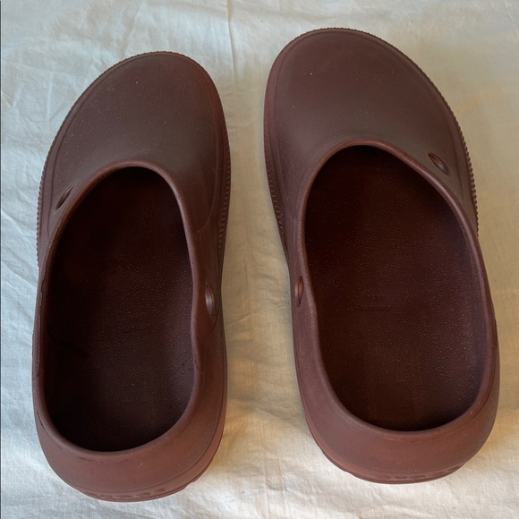 CROCS Men's 7/Womens 9 in Burgundy Slip-On Mammoth Mule Clogs - Picture 3 of 9